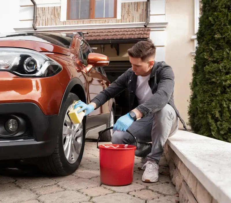 Lavage auto à domicile Sainte-Marie-des-Champs : professionnel intervenant sur un véhicule